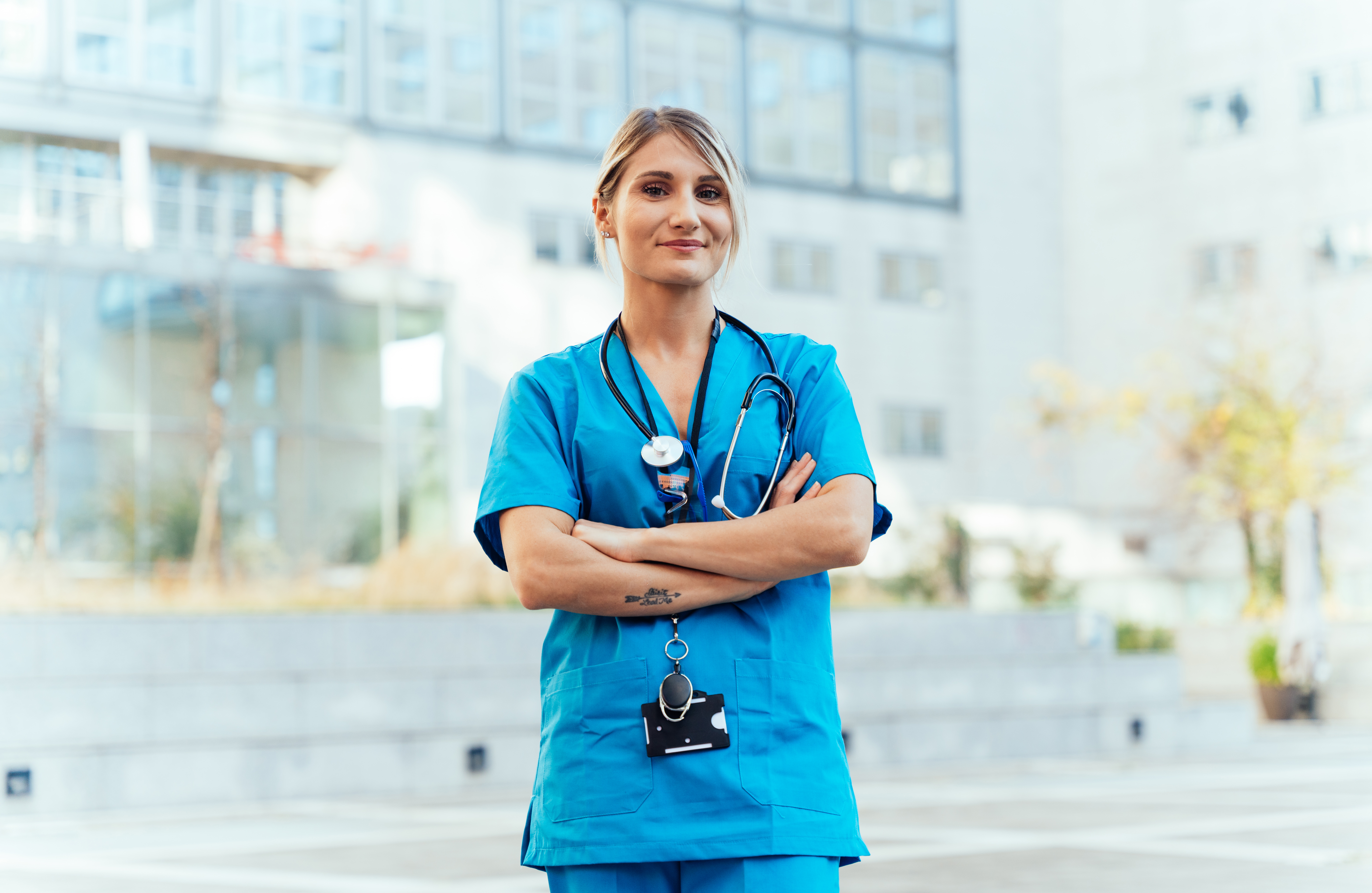 Enfermera sonriente en un hospital
