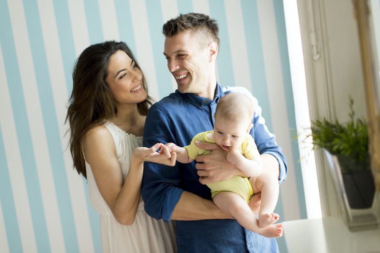 Joven familia feliz con un bebé