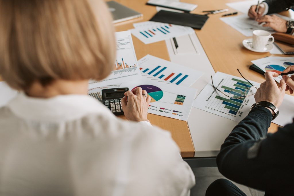 Personas trabajando en una empresa pymes.