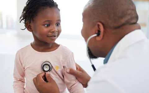 doctor-salud-infantil Doctor visitando a una niña en el hospital.