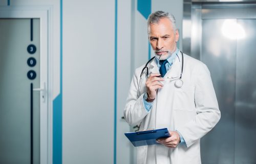 doctor-seguro-salud Doctor pensando sobre el diagnóstico de salud de un paciente.